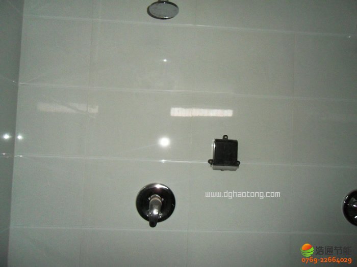东莞市第一中学太阳能热水工程系统浴室花洒安装实景图